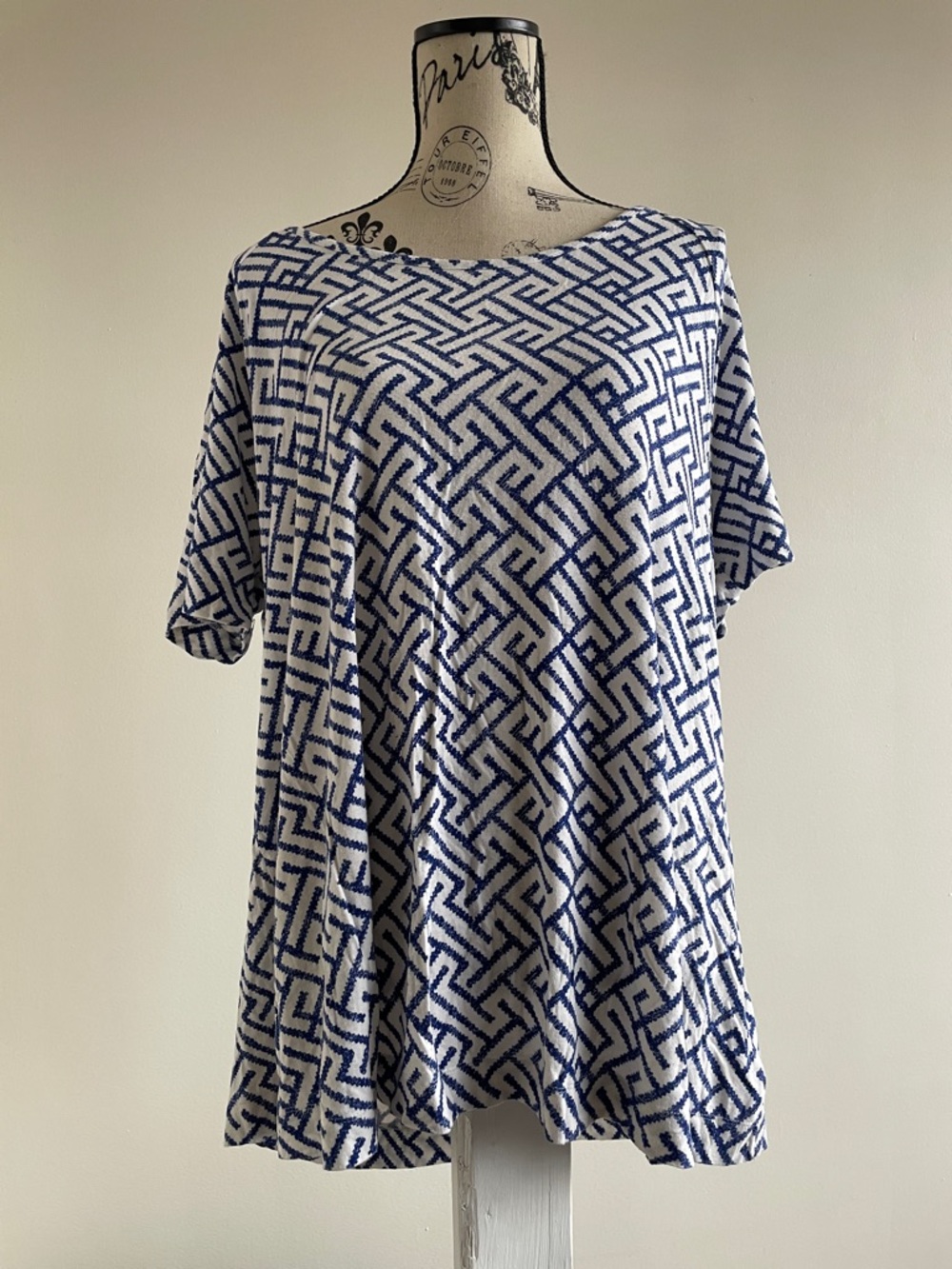 Esmara Relaxed Short-Sleeve Geometric Print Top in Navy and White